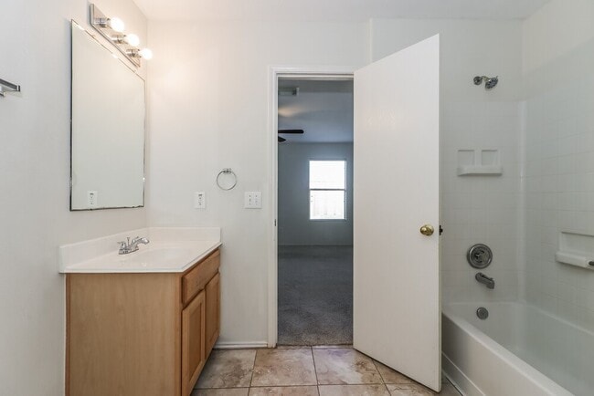 Building Photo - 3826 Rowlock Vine Dr