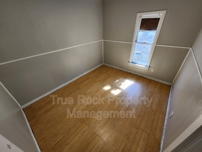 Building Photo - 228 N Cherry