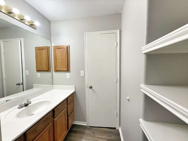 Building Photo - Spacious 3 Bedroom, 2 Bath Duplex with 1-Car Garage – Lawn Care Included!