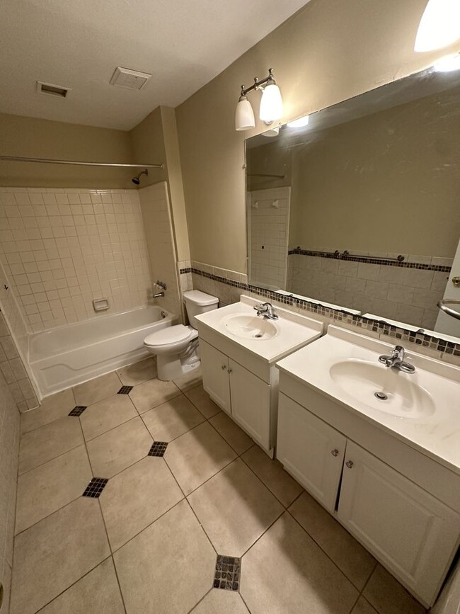 Building Photo - 2 bd 1.5 ba Townhome