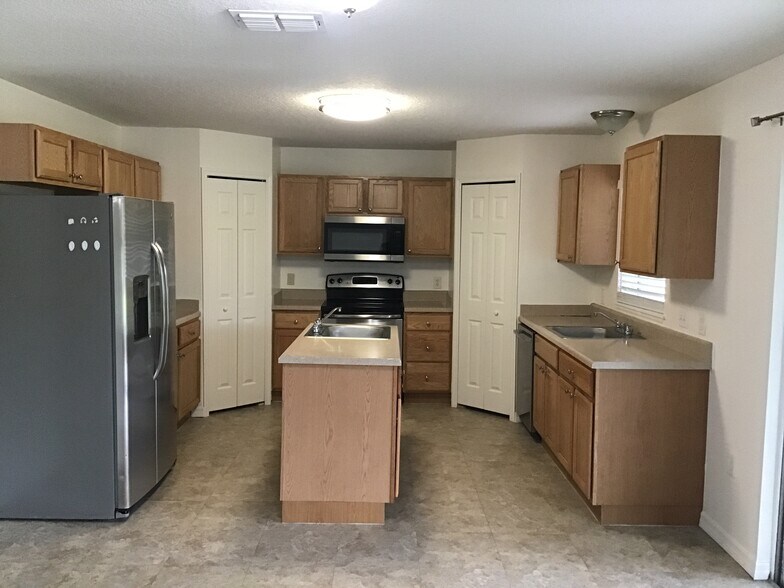 Building Photo - 5449 NW Wisk Fern Cir