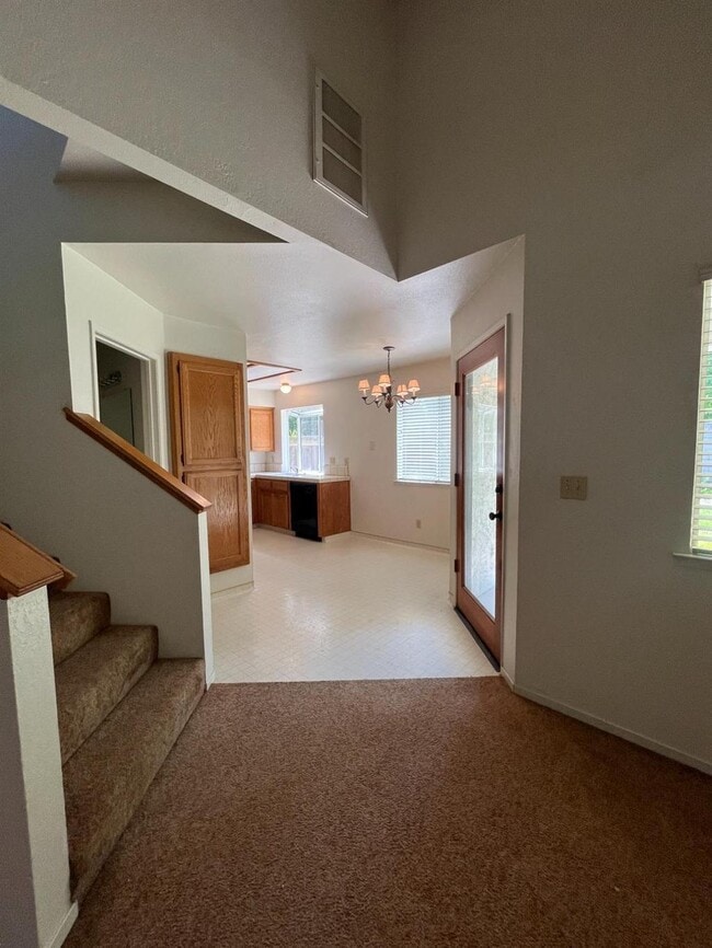 Building Photo - 763 E Robin Ln