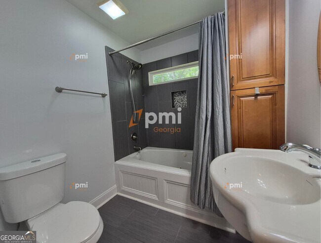Building Photo - 2080 Hilburn Dr SE
