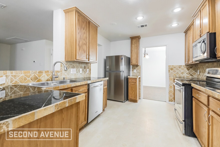 Building Photo - 925 Warbler Ln