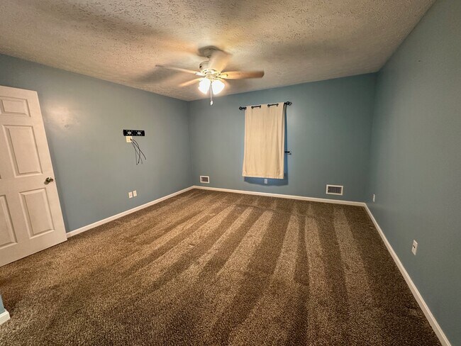 Building Photo - 9800 Spring Pointe Ct