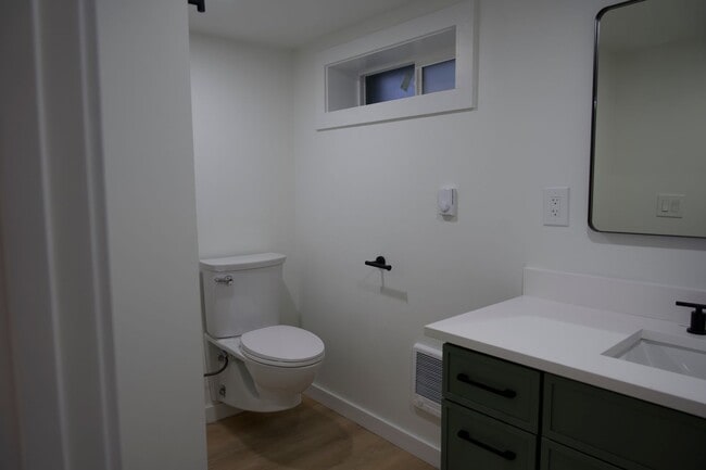Building Photo - 1bd/1ba Seattle Triplex
