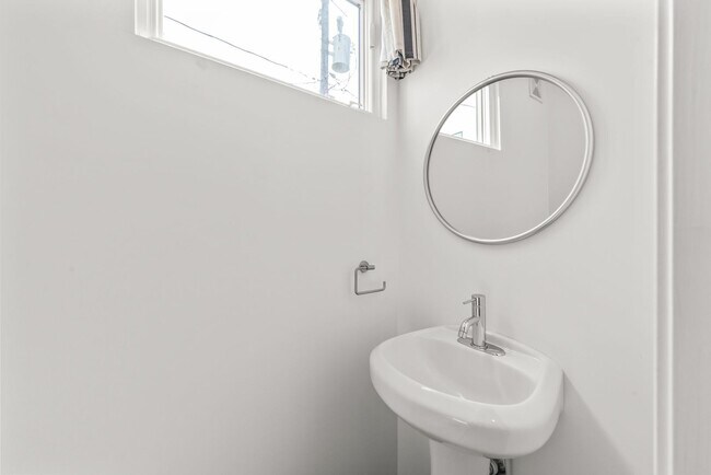 Building Photo - (Coming Soon) 3 Bedroom Townhome W/ Uptown...