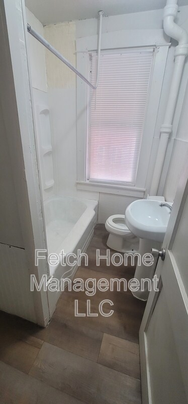 Building Photo - 438 E Strawberry St