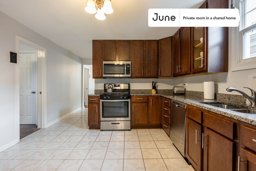 Building Photo - Room in Shared 3 bed/1 bath home