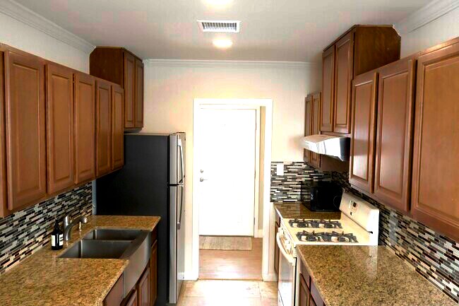 Building Photo - 1375 Keniston Ave