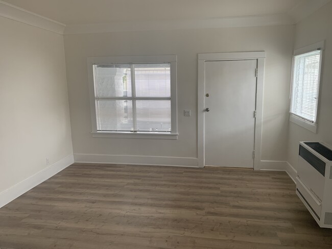 Building Photo - 137 E 31st St