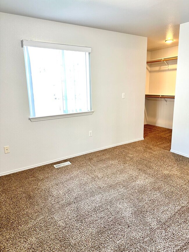 Building Photo - Adorable 2 bedroom 2 bathroom apartment wi...