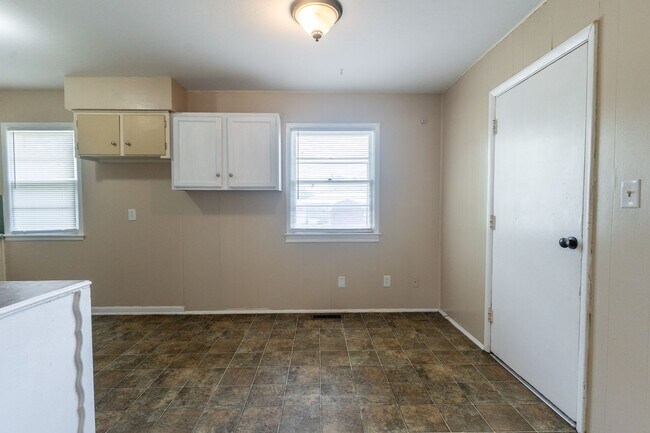 Building Photo - RENT TO OWN – DEL CITY, OK