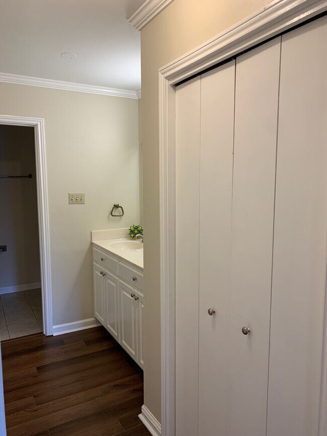 Building Photo - Florida Blvd / Sherwood Forrest