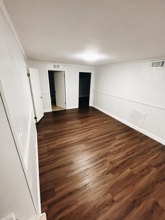 Building Photo - 862 Clematis Dr