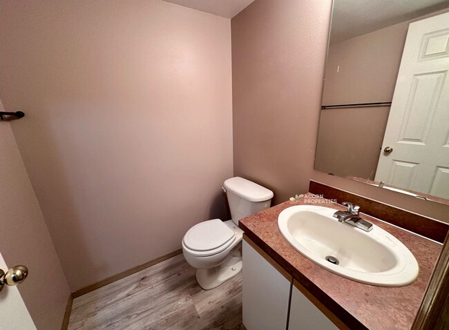 Building Photo - 915 SW Kimball Dr