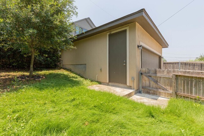 Building Photo - 128 Elizabeth Rd