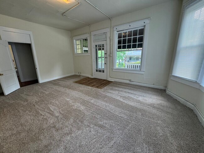 Building Photo - 215 E 9th St