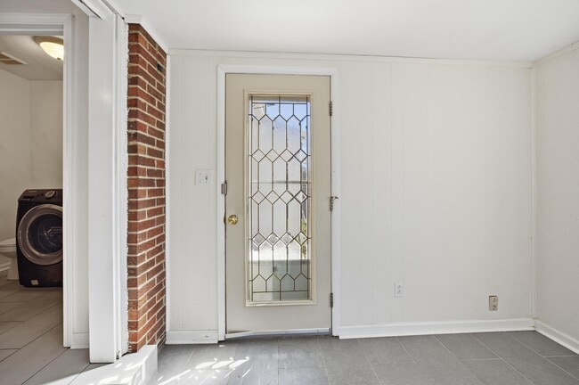 Building Photo - 2147 Palms Dr