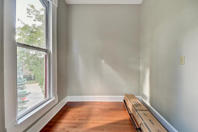 Building Photo - 943 N Park Ave