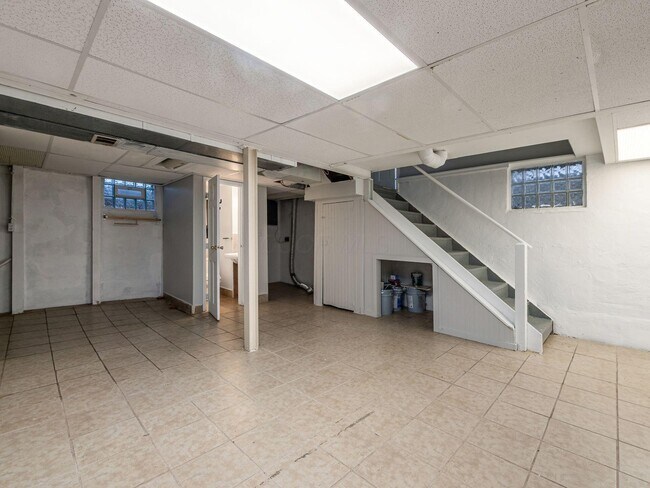 Building Photo - 495 Northview Dr