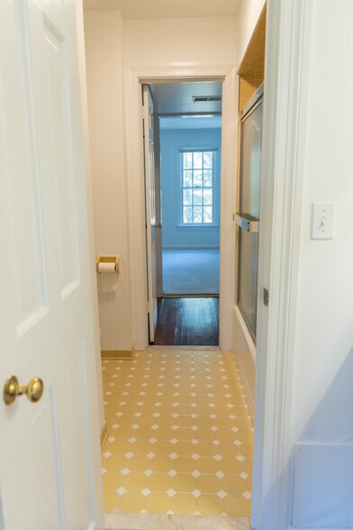 Building Photo - 817 Botetourt Gdns