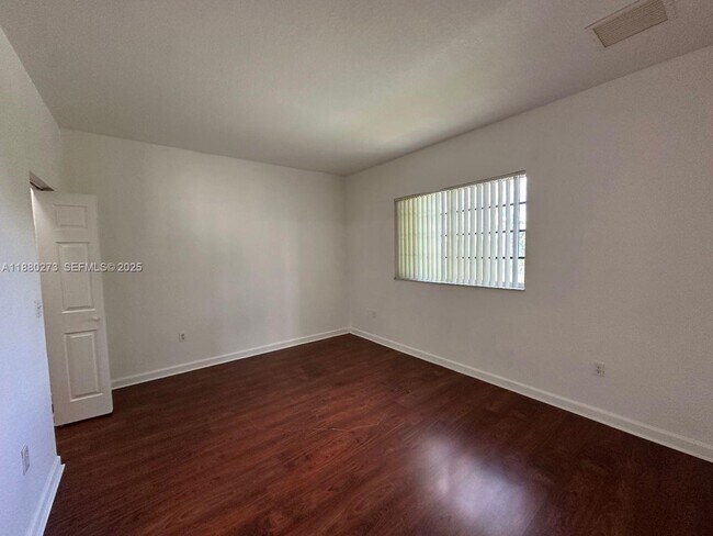 Building Photo - 2641 NE 4th St