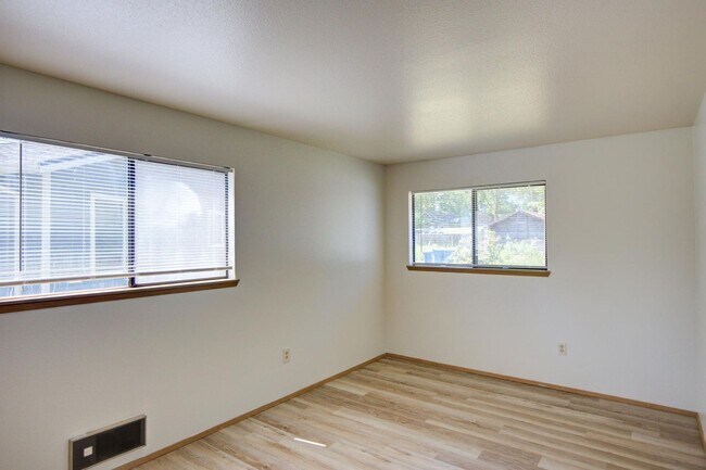 Building Photo - For Lease Edmonds - 900 Sq. Ft Two bed-One/Bath Duplex