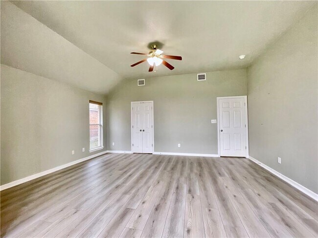 Building Photo - 806 Bent Wood Pl