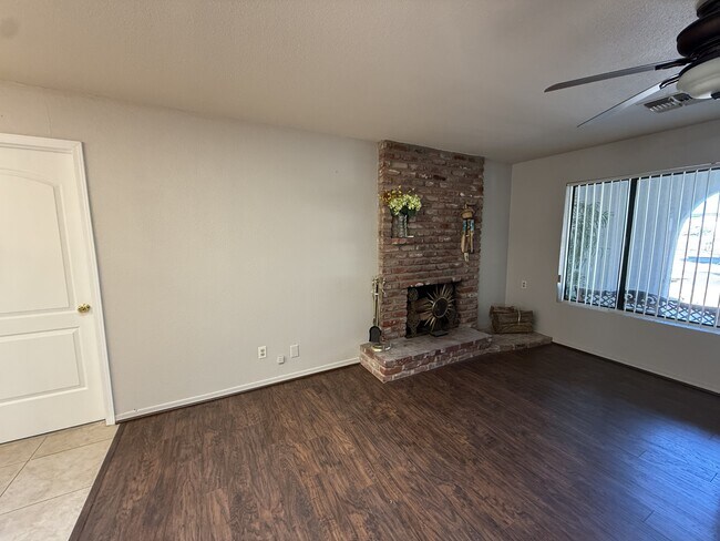 Building Photo - 422 Emery Dr