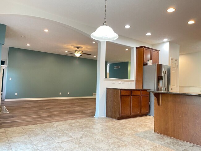 Building Photo - Spacious home in super nice neighborhood in Northwest Omaha