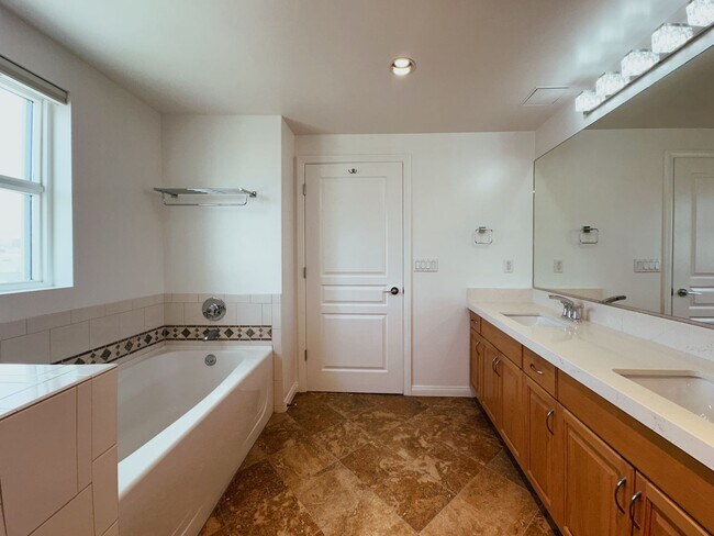 Building Photo - Modern 2 Bed, 2 Bath Condo in the Heart of the Marina District