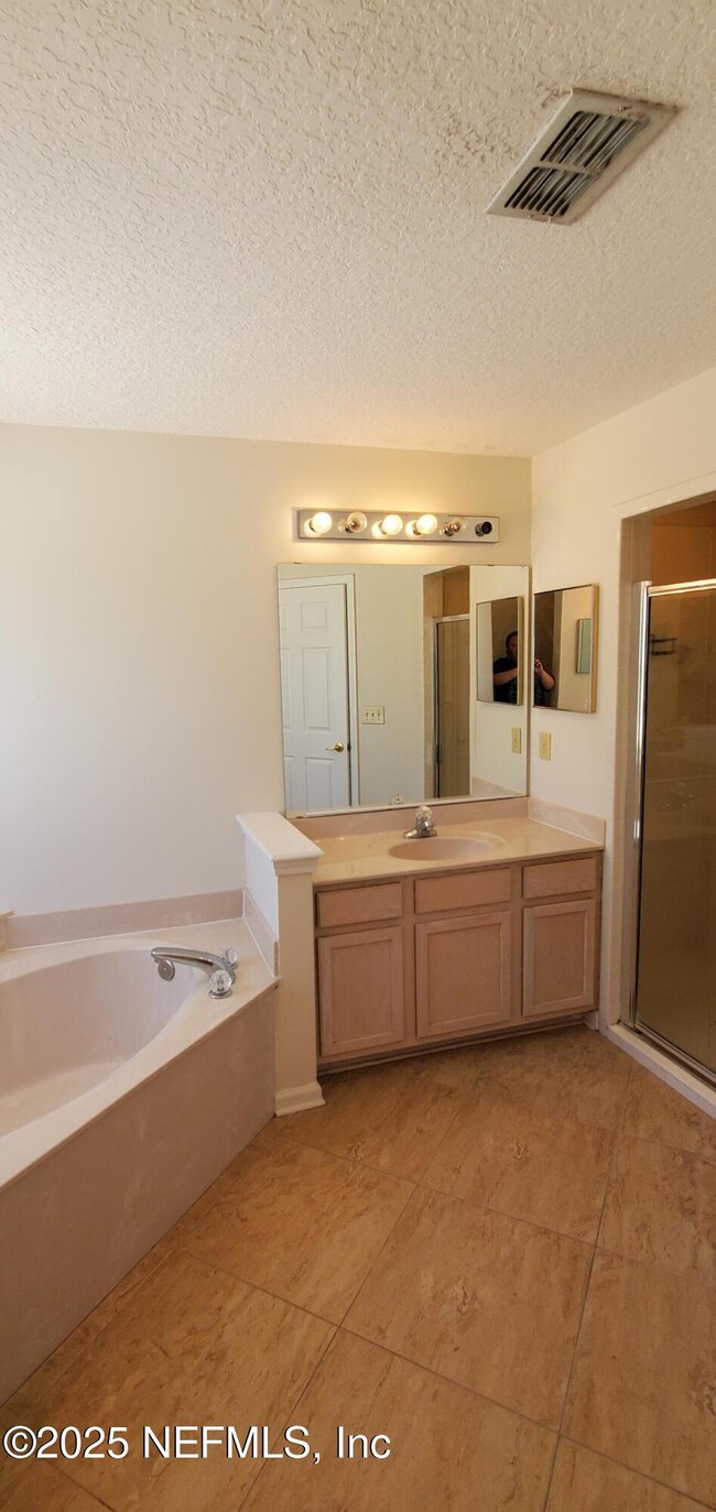 Building Photo - 2428 Cedar Trace Dr E