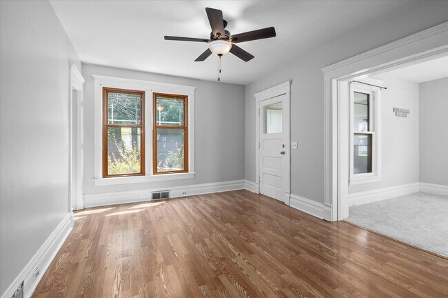 Building Photo - 145 Maple St