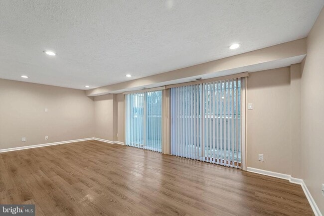 Building Photo - 151 Kenwood Dr