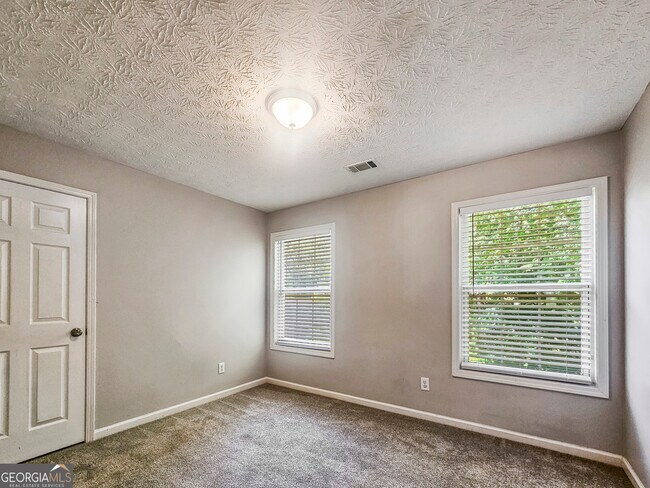 Building Photo - 10 S Links Dr