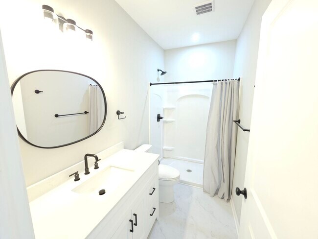 Master bathroom - 207 S East St