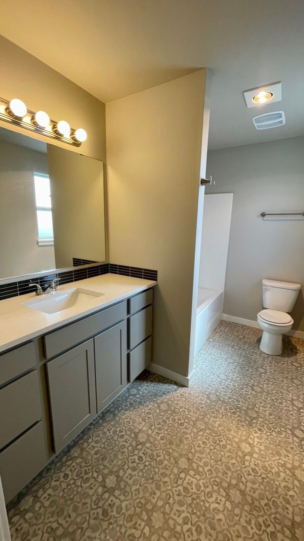 Building Photo - Beautiful 3 Bedroom Duplex with Garage!