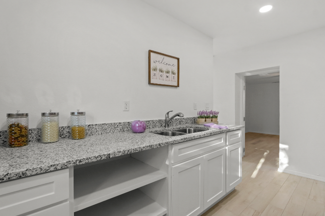 Building Photo - 9316 San Lorenzo Ave