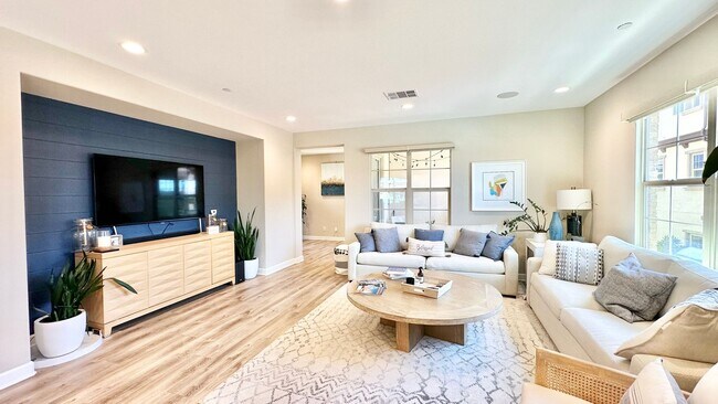 Building Photo - Beautiful "Model" Show Townhome in the Gat...