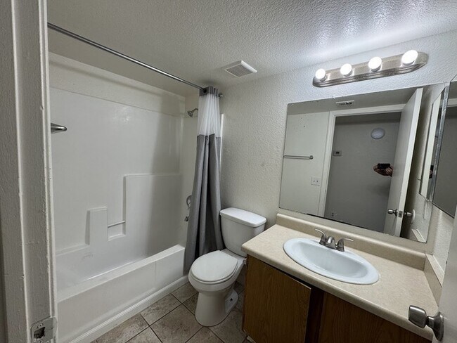Building Photo - Maryvale 3br Townhome