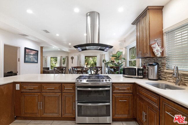 Building Photo - 517 N Poinsettia Pl