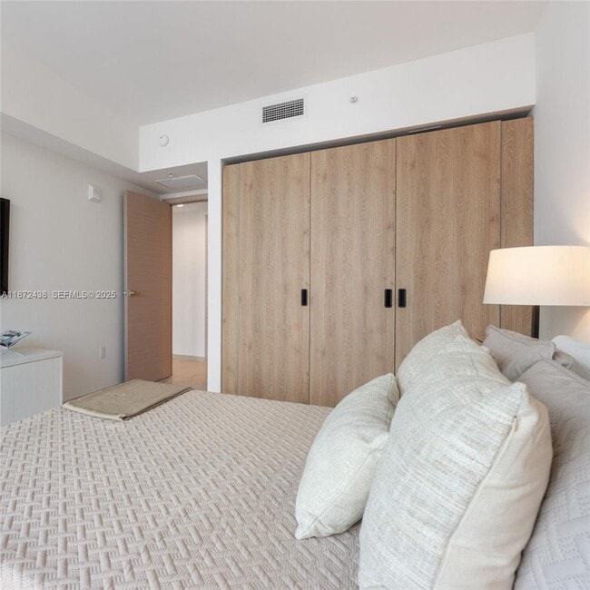 Building Photo - 10281 W Bay Harbor Dr