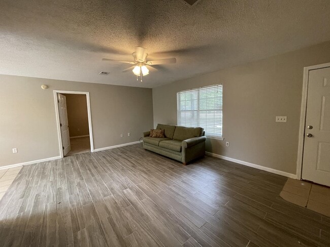 Building Photo - 487 Woodlawn Rd