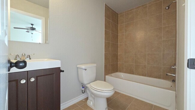 Building Photo - Retreat at Retama Park Townhome