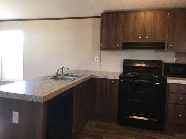Building Photo - 2-Bedroom Home, minutes Away from the Colo...