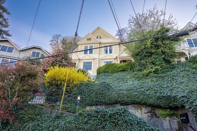 Building Photo - 1940-1946-1946 SW Market St Dr