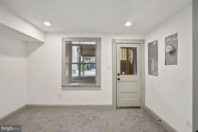 Building Photo - 740 S Linwood Ave