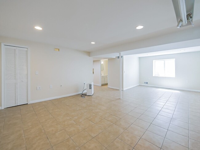 Building Photo - Spacious 3BR Home with Expansive 1-Acre Lot!