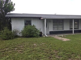 Building Photo - 1213 SW 48th Ter